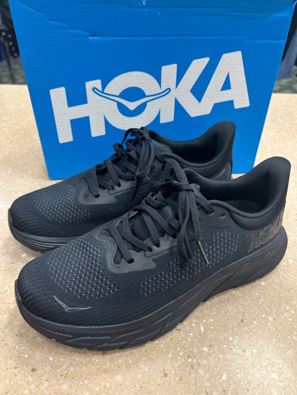 Hoka Arahi 7 running shoes - Size 8